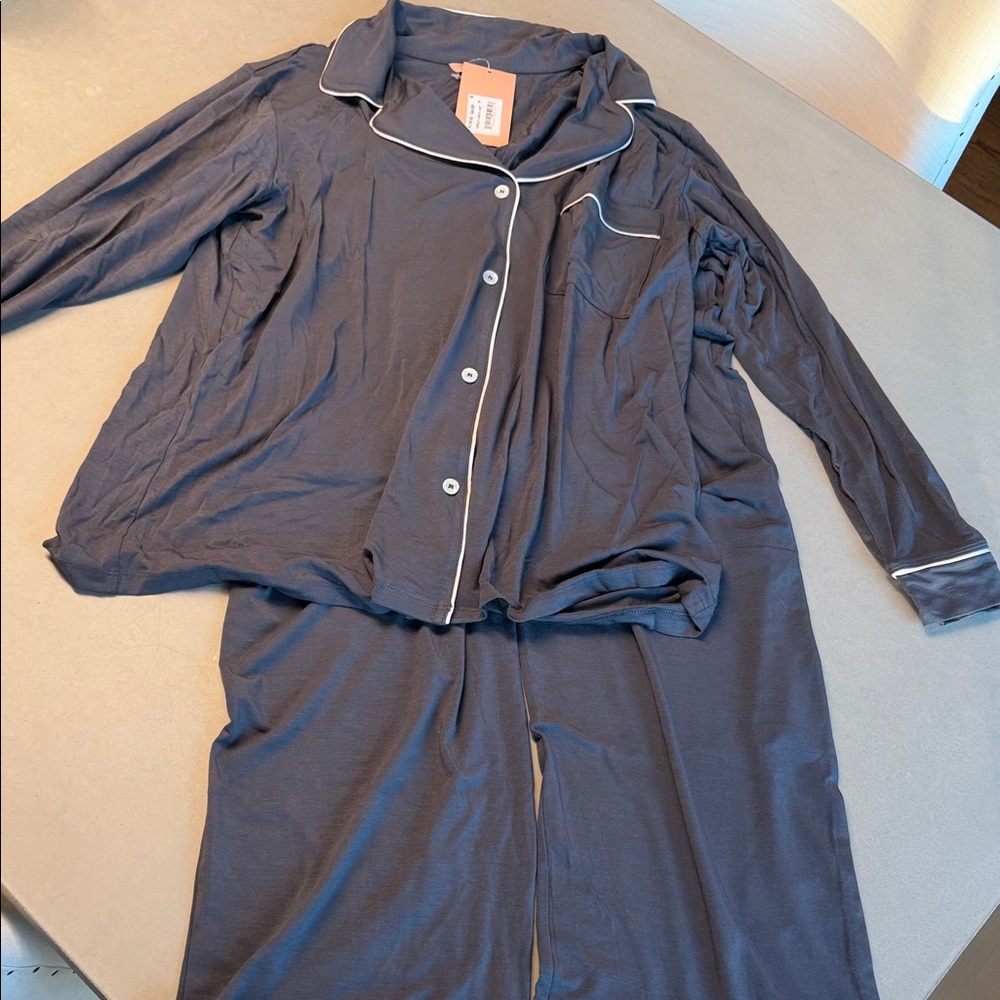 Eberjey Giselle dark grey Pajama Set with White Piping M- NWT!